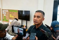 Head of Conservation and Development Burung Indonesia, Adi Widyanto saat diwawancarai awak media usai kegiatan di Ternate. (Kredit Foto: Tim/Fokusmalut)