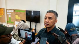 Head of Conservation and Development Burung Indonesia, Adi Widyanto saat diwawancarai awak media usai kegiatan di Ternate. (Kredit Foto: Tim/Fokusmalut)