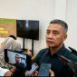 Head of Conservation and Development Burung Indonesia, Adi Widyanto saat diwawancarai awak media usai kegiatan di Ternate. (Kredit Foto: Tim/Fokusmalut)