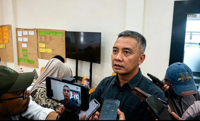 Head of Conservation and Development Burung Indonesia, Adi Widyanto saat diwawancarai awak media usai kegiatan di Ternate. (Kredit Foto: Tim/Fokusmalut)