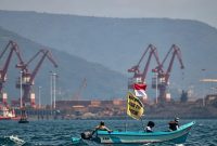Perahu nelayan warga Desa Kawasi di Pulau Obi saat mengadang tongkang Harita Nikel. (Kredit foto: warga)