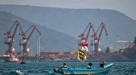 Perahu nelayan warga Desa Kawasi di Pulau Obi saat mengadang tongkang Harita Nikel. (Kredit foto: warga)