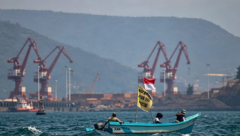 Perahu nelayan warga Desa Kawasi di Pulau Obi saat mengadang tongkang Harita Nikel. (Kredit foto: warga)