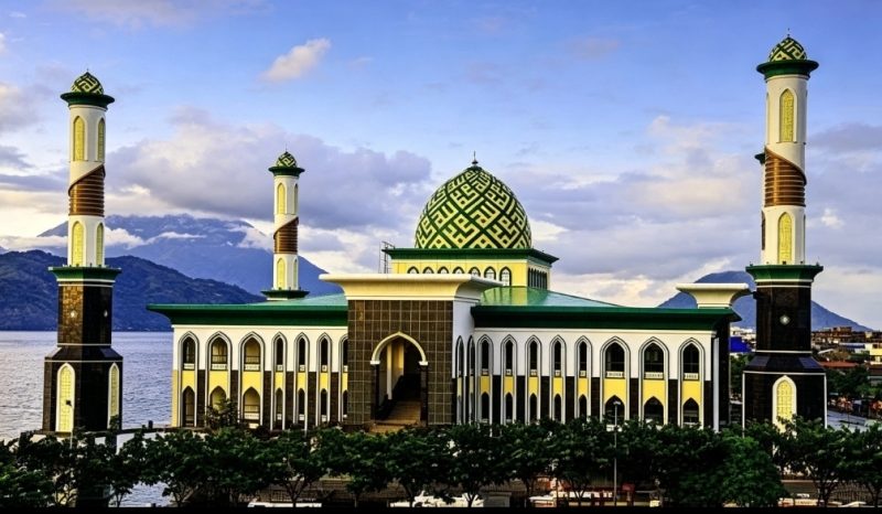 Tampak depan Masjid Al-Munawar di Kota Ternate, Maluku Utara. (Kredit foto: Istimewa)