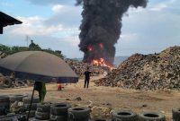 Asap kebakaran diduga dari tumpukan ban bekas di Kawasan Industri PT IWIP. (Kredit Foto: Warga/Istimewa).
