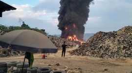 Asap kebakaran diduga dari tumpukan ban bekas di Kawasan Industri PT IWIP. (Kredit Foto: Warga/Istimewa).
