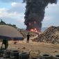Asap kebakaran diduga dari tumpukan ban bekas di Kawasan Industri PT IWIP. (Kredit Foto: Warga/Istimewa).