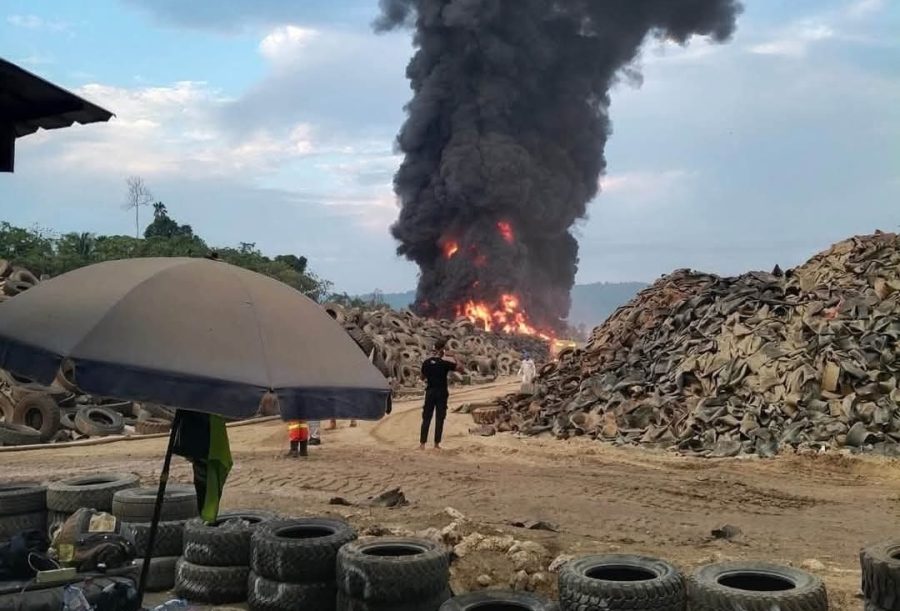 Asap kebakaran diduga dari tumpukan ban bekas di Kawasan Industri PT IWIP. (Kredit Foto: Warga/Istimewa).