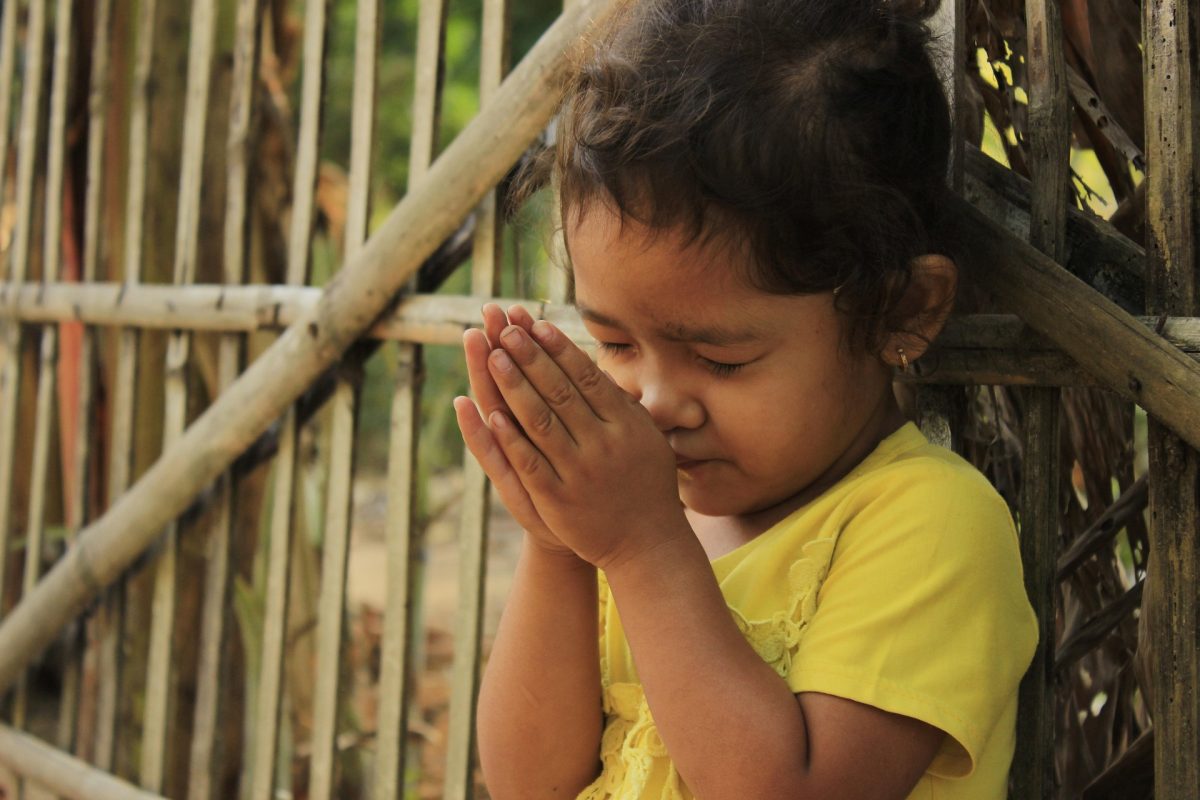 Ilustrasi seorang anak kecil tengah berdoa. (Kredit Foto: Pixabay/Istimewa).