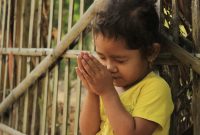 Ilustrasi seorang anak kecil tengah berdoa. (Kredit Foto: Pixabay/Istimewa).