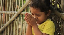 Ilustrasi seorang anak kecil tengah berdoa. (Kredit Foto: Pixabay/Istimewa).