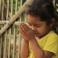 Ilustrasi seorang anak kecil tengah berdoa. (Kredit Foto: Pixabay/Istimewa).