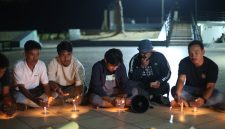 Para jurnalis saat menggelar doa dan membakar lilin di Landmark Kota Ternate. (Kredit Foto: Aji Ternate/Istimewa)