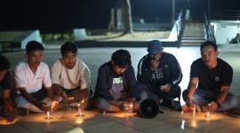 Para jurnalis saat menggelar doa dan membakar lilin di Landmark Kota Ternate. (Kredit Foto: Aji Ternate/Istimewa)