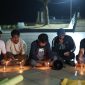 Para jurnalis saat menggelar doa dan membakar lilin di Landmark Kota Ternate. (Kredit Foto: Aji Ternate/Istimewa)