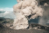 Aktivitas bulkanik Gunung Dukono di Halmahera Utara, Maluku Utara. (Kredit Foto: Shutterstock)