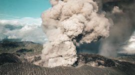 Aktivitas bulkanik Gunung Dukono di Halmahera Utara, Maluku Utara. (Kredit Foto: Shutterstock)