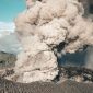 Aktivitas bulkanik Gunung Dukono di Halmahera Utara, Maluku Utara. (Kredit Foto: Shutterstock)