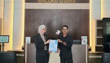 Warga Halbar, Dealfrit saat melaporkan dugaan kerugian dan kecurangan dana Bansos Balbar di Kejati Malut. (Kredit Foto: Istimewa)