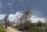 Tangkapan layar warga merekam api pekat dari kawasan kebakaran ban bekas di PT IWIP. (Kredit Foto: Istimewa)