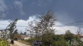 Tangkapan layar warga merekam api pekat dari kawasan kebakaran ban bekas di PT IWIP. (Kredit Foto: Istimewa)