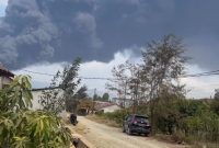 Api pekat dari lokasi pembakaran ban bekas di kawasan PT IWIP Halmahera Tengah, Maluku Utara. (Kredit Foto: Istimewa)