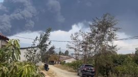 Api pekat dari lokasi pembakaran ban bekas di kawasan PT IWIP Halmahera Tengah, Maluku Utara. (Kredit Foto: Istimewa)