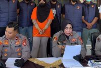 Konferensi pers penetapan tersangka Owner Zahra Berkah di Mapolres Ternate. (Kredit Foto: Istimewa)