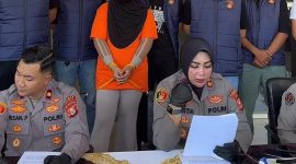 Konferensi pers penetapan tersangka Owner Zahra Berkah di Mapolres Ternate. (Kredit Foto: Istimewa)