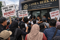 Ilustrasi para member Zahra Berkah menggeruduk kantor dan menuntut ganti rugi uang. (Kredit Foto: ChatGPT/Istimewa)