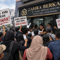 Ilustrasi para member Zahra Berkah menggeruduk kantor dan menuntut ganti rugi uang. (Kredit Foto: ChatGPT/Istimewa)