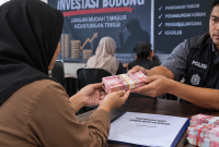 Ilustrasi dibat dari AI menggambarkan korban investasi bodong dikembalikan asetnya. (Kredit Foto: Istimewa)