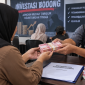 Ilustrasi dibat dari AI menggambarkan korban investasi bodong dikembalikan asetnya. (Kredit Foto: Istimewa)