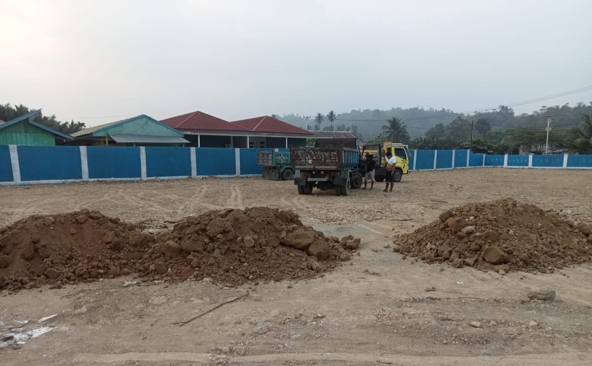 Aktivitas penimbunan lokasi pembangunan SMPN 25 Halmahera Tengah. (Kredit Foto: Istimewa)