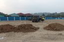 Aktivitas penimbunan lokasi pembangunan SMPN 25 Halmahera Tengah. (Kredit Foto: Istimewa)