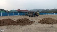 Aktivitas penimbunan lokasi pembangunan SMPN 25 Halmahera Tengah. (Kredit Foto: Istimewa)