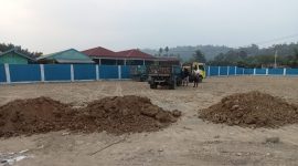 Aktivitas penimbunan lokasi pembangunan SMPN 25 Halmahera Tengah. (Kredit Foto: Istimewa)