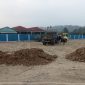 Aktivitas penimbunan lokasi pembangunan SMPN 25 Halmahera Tengah. (Kredit Foto: Istimewa)